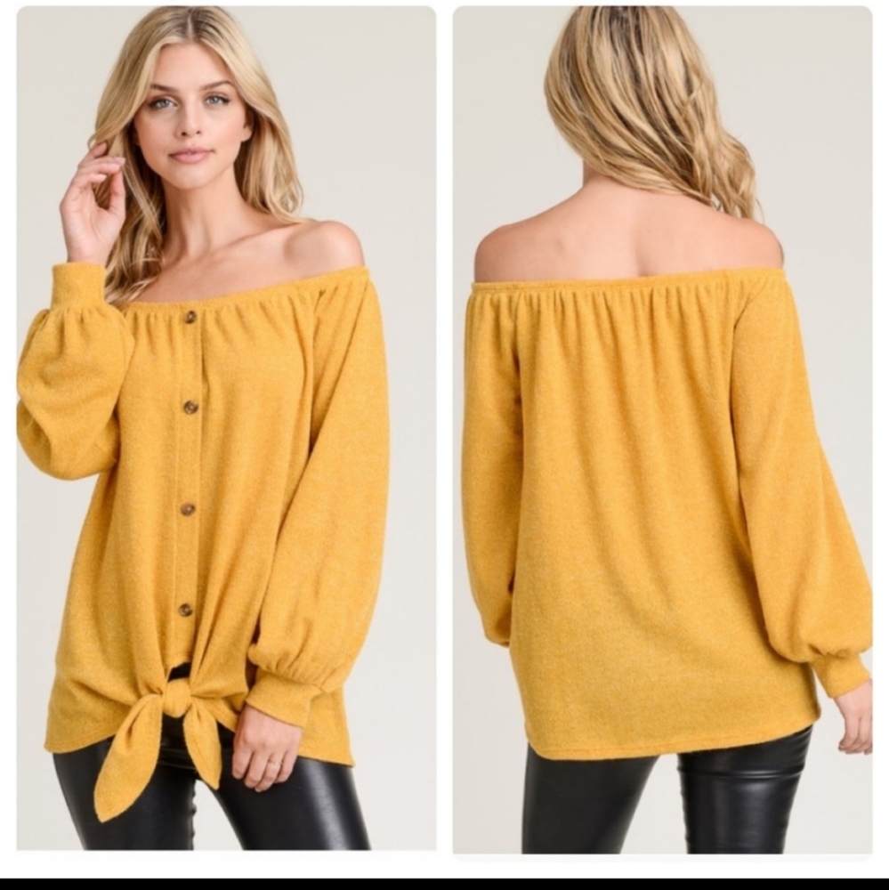 **HOST PICK**Off shoulder button front top